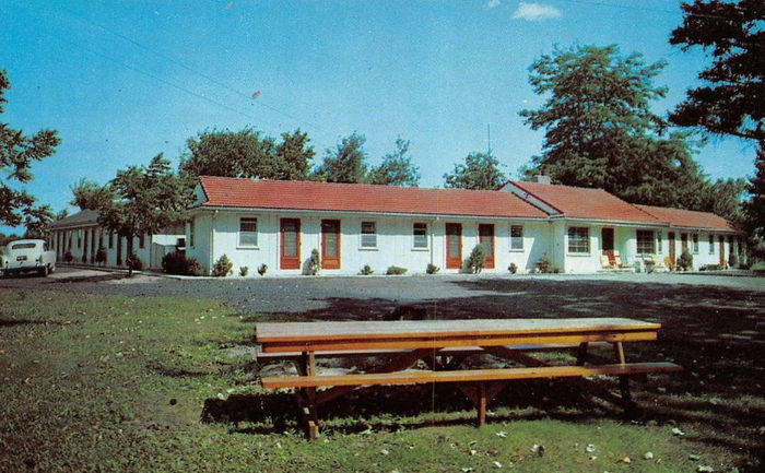 Burkewood Motel (Burkewood Inn) - Old Postcard